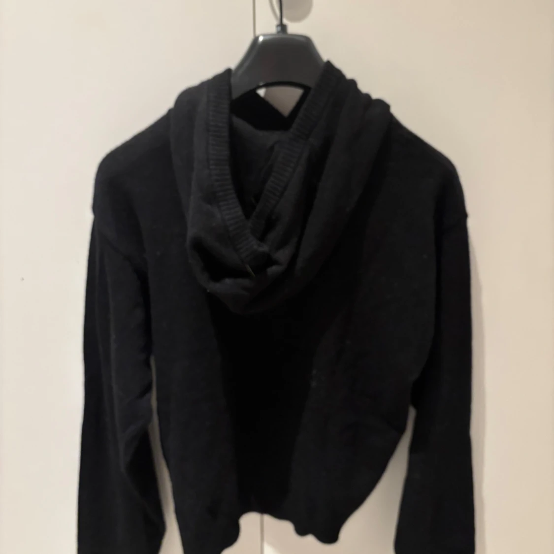 Svart stickad hoodie från BikBok XS - 1