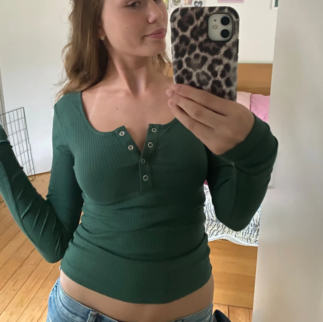 Grön ribbad långärmad topp