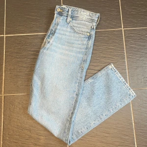 Jeans  - Relaxed/chris jeans i färgen Blue denim från JACK & JONES i bra skick. Strl: W29L30, Nypris:600kr mitt pris är 300kr. Pris går att diskutera vid snabb affär🌟 Hör av er vid frågor eller funderingar//Daahlgren.resell💥