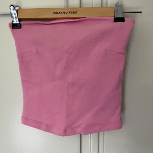 Rosa tubtopp Gina Tricot - Säljer en söt rosa bandeau tubtopp från Gina Tricot i storlek S. Använd väldigt få ggr.