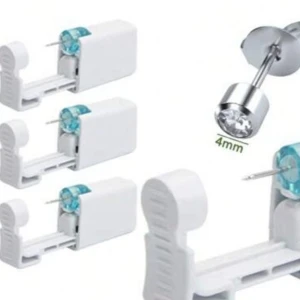 Örhängen med klar sten 4mm - Säljer silvriga örhängen med en klar sten på 4mm. Perfekta för att göra hål i öronen hemma, medföljer engångsverktyg för enkel användning. Stenarna är glittriga och ger en clean look.