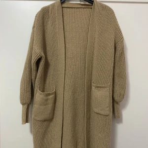 Beige stickad kofta med fickor - Supermysig lång och oversized beige stickad kofta med stora fickor framtill. Håller en riktigt varm, perfekt nu för hösten och vintern🍂 Aldrig använt då den inte kommit till användning, i storlek S, nypris 260✨ Pris går att diskuteras🤗