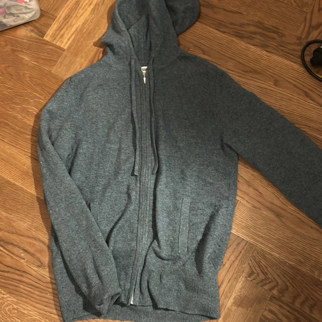 Grå hoodie i kashmir från Soft Goat