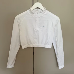 Vit zipup träningstopp/tröja ICIW - En kortare vit zip up tröja från ICANIWILL! Använd några gånger 🌸 perfekt träningströja. Stl S Nypris: 449:- Slutsåld i stl S på hemsidan.