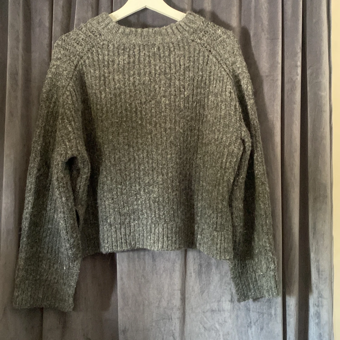 Grå stickad tröja från Gina Tricot - 1