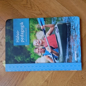 Hälsopedagogik - En inspirerande bok om hälsa och välmående, perfekt för dig som vill förstå hur man kan påverka sitt eget och andras liv positivt. Lättläst och fylld med konkreta tips, passar både för studier och personlig utveckling.