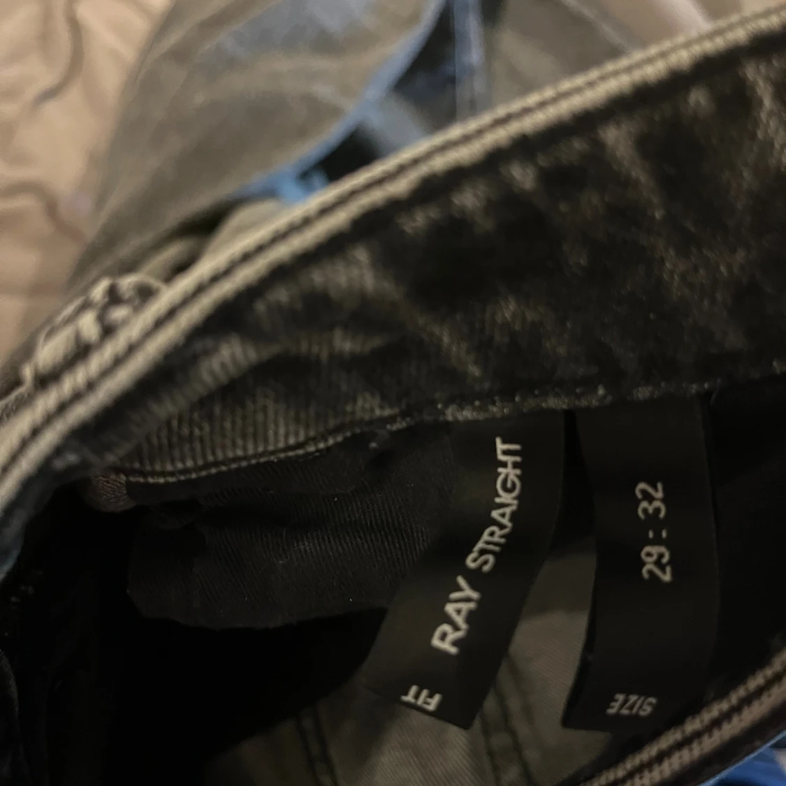 Svarta Ray Straight jeans från Neuw - 3