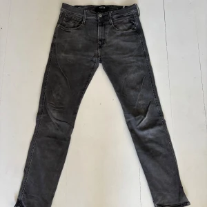 Replay Anbass svarta skinny jeans - Säljer ett par Replay Anbass jeans i svart tvätt med skinny passform. Klassisk femficksmodell med snygga detaljer och diskret Replay-logga. Jeansen är tillverkade i stretchig denim för extra komfort och har en modern look som passar till det mesta. 