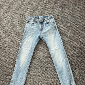 Jeans Ljusblå - Säljer ljusblåa jeans med orange söm. Strl 164. Använda en hel del. Utan märke! Priset är anpassat efter det. Bara att höra vad dig vid frågor✅