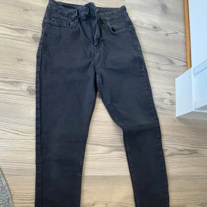 Svarta skinny jeans  - Säljer ett par svarta skinny jeans med klassisk femficksdesign och dragkedja. Jeansen har en smal passform och är tillverkade i stretchigt denimtyg för extra komfort. Perfekta till sneakers eller boots.