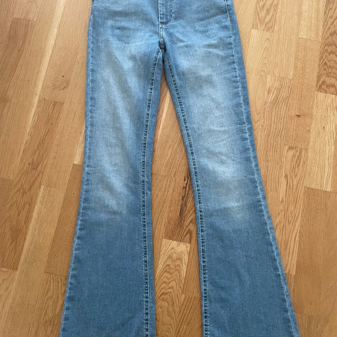 Ljusblå bootcut jeans