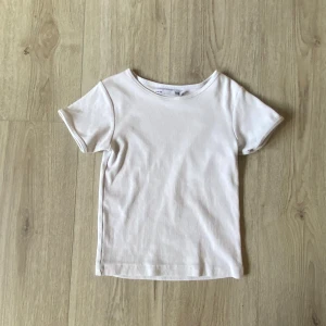 Vit ribbad t-shirt  - Snygg vit t-shirt från lager 157 ribbat material ❤️nypris ungefär 150kr🤍🎀