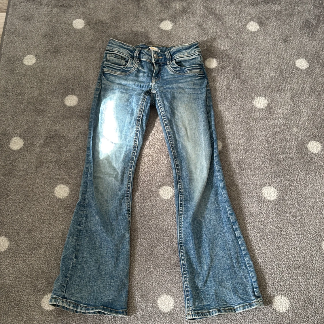 Blå bootcut jeans låg midja