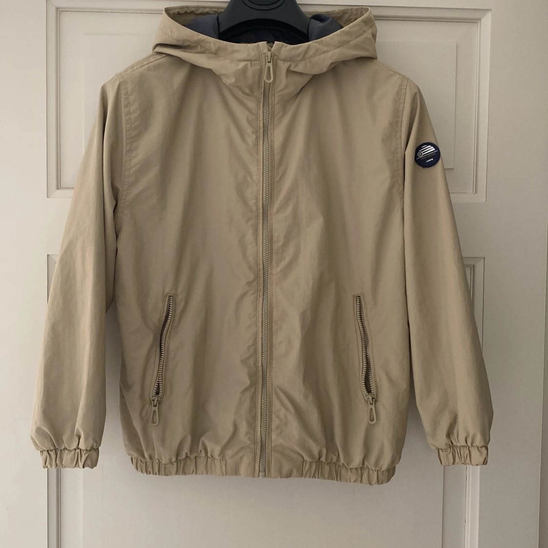 Beige vindjacka med huva från Zara för barn/pojke