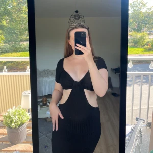 Klänning  - Jätte snygg klänning som knappt är använd! Mycket bra skick. Har öppen rygg där bak.  Normal i storleken