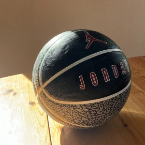 Jordan basketboll - Jordan basketboll från Intersport original pris 399kr 