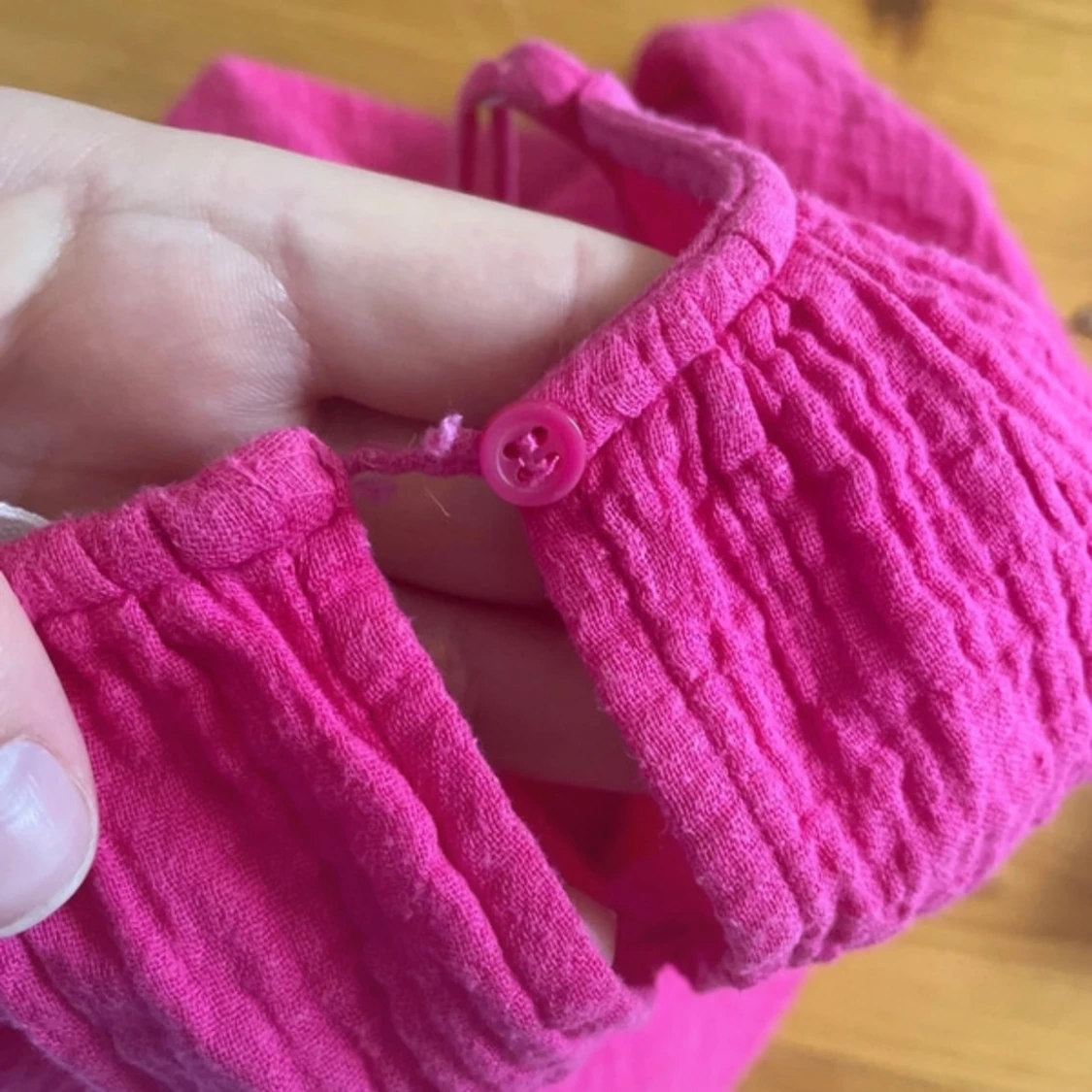 Rosa sommarklänning med knäppning - 1