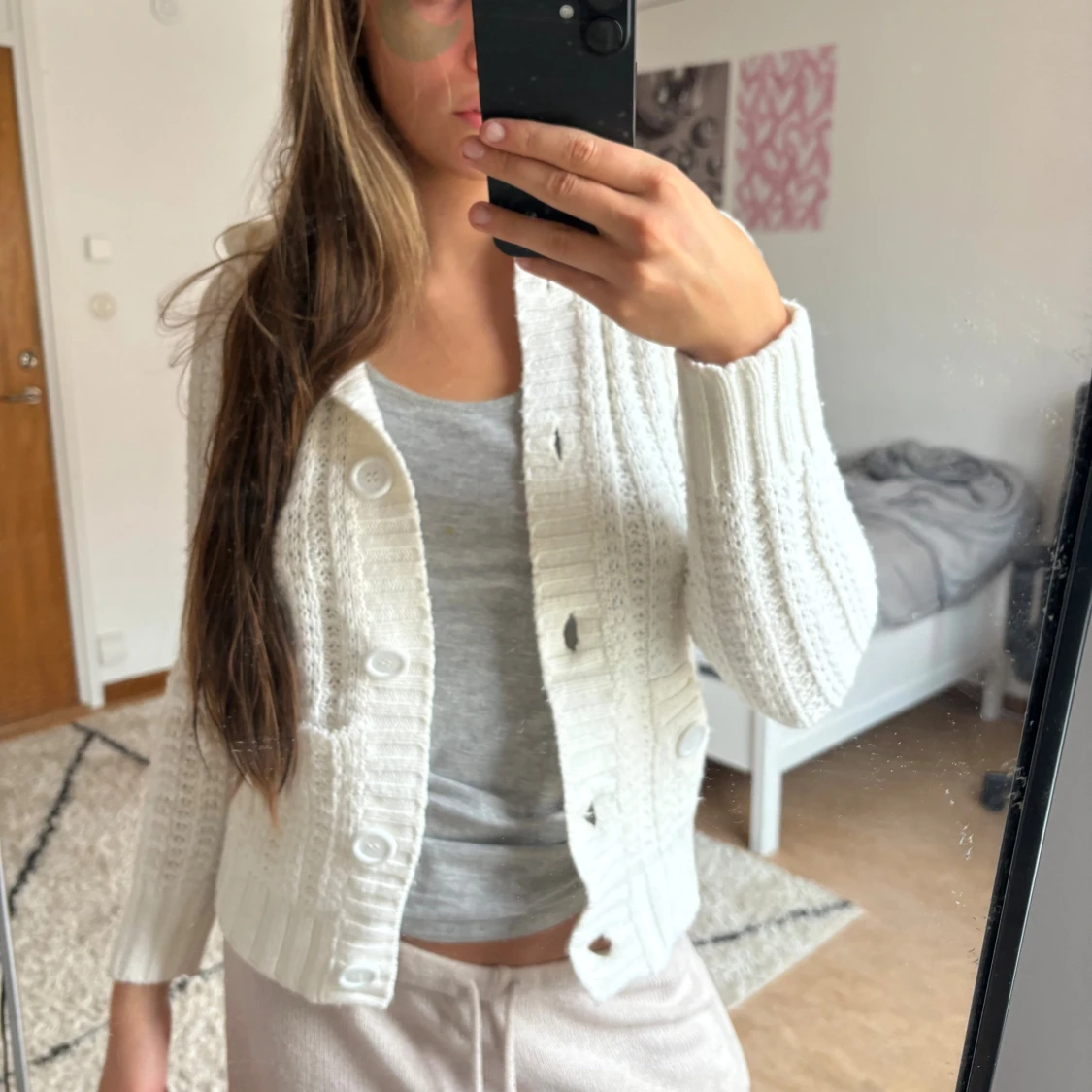 Vit stickad kofta med huva och knappar