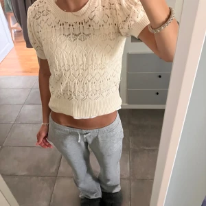 Stickad kortärmad topp från missäy - Supersöt stickad topp i ljusbeige från missäy. Tröjan har korta puffärmar och rund hals. Perfekt till vår och höst. Rekommenderar att ha ett linne eller T-shirt under. 