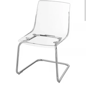 Stol - Det här är TOBIAS-stolen från IKEA, i färgen transparent/förkromad. Den har en modern och stilren design med en transparent sits i plast och ett förkromat metallunderrede. Stolen är lätt att matcha med olika inredningsstilar och ger ett luftigt intryck i rummet. Ny pris: 995kr