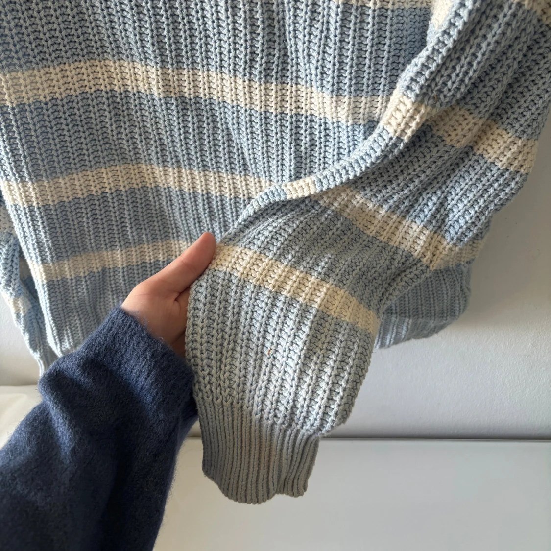 Ljusblå randig stickad tröja från Lager157 - 1