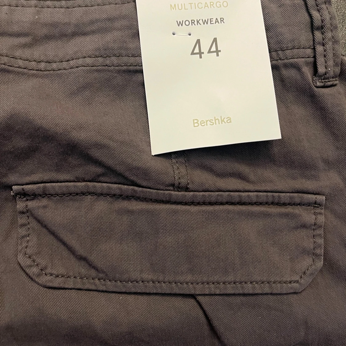 Grå cargobyxor från Bershka - 2