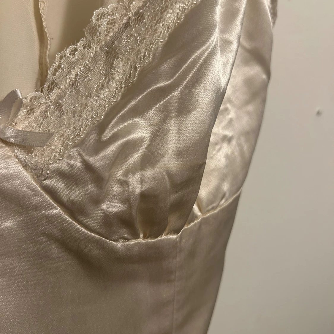 Champagnefärgad satinlinne från H&M Divided - 3