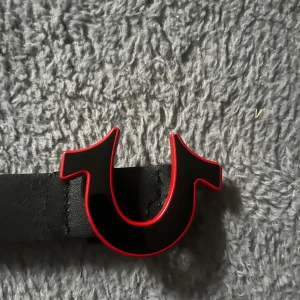 True religion belt buckle - Säljer min true religion belt buckle bältet har gått sönder så de kommer inte me alltså bara spännet är de som kommer helt ok skick på spänner man kan se lite framsida höger kant o lite repigt men inget man ser långt ifrån 