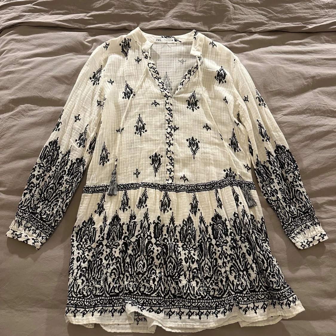 Vit och svart mönstrad klänning från Zara