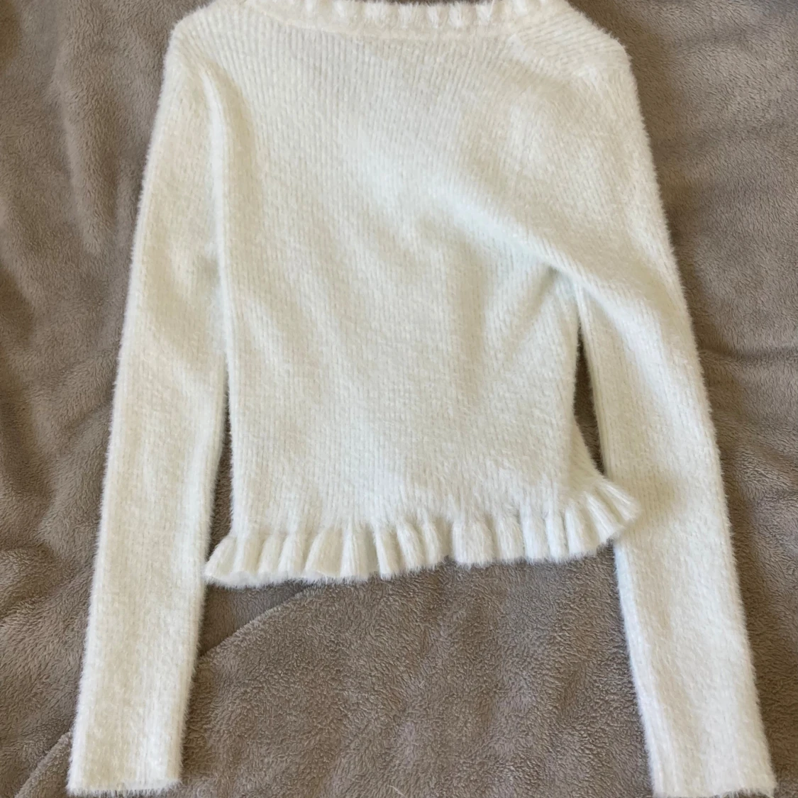 Vit stickad kofta med volangkant - 3