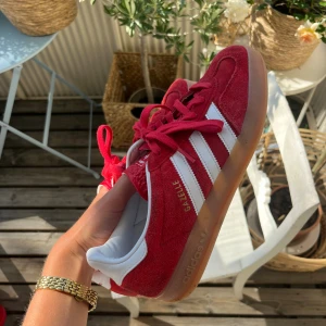 Röda Adidas Gazelle sneakers mocka - Säljer ett par röda Adidas Gazelle sneakers, perfekta nu till hösten. Skorna är endast använda ett fåtal gånger och är därav i mycket bra skick. Hör av dig vid intresse. 