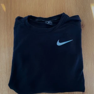 Svart Nike sweatshirt - Svart sweatshirt från Nike.   Rensar ur min garderob från en hel del oanvända kläder🌼 Om du ser något mer i min profil som du gillar så skickar jag med det till dig också!😊 Fler kläder kommer! 