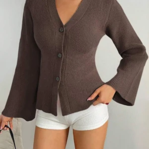 Brun stickad kofta med vida ärmar - Pris kan diskuteras Säljer en brun stickad kofta med v-ringning och stora knappar framtill. Koftan har vida, långa ärmar och en figurnära passform upptill. Perfekt för lager-på-lager och chill dagar.