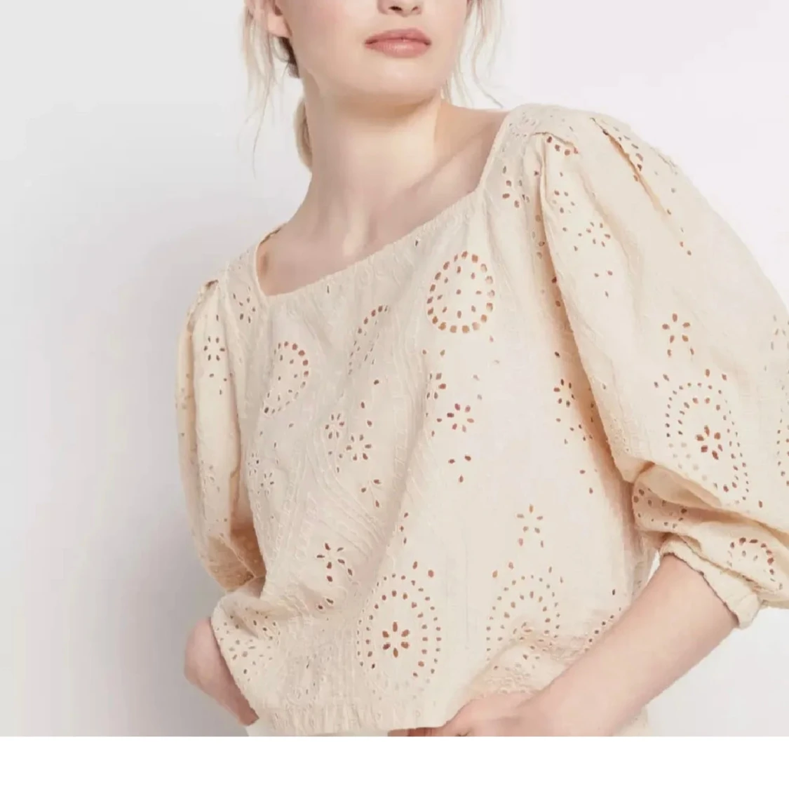 Beige broderad blus från Lindex - 2