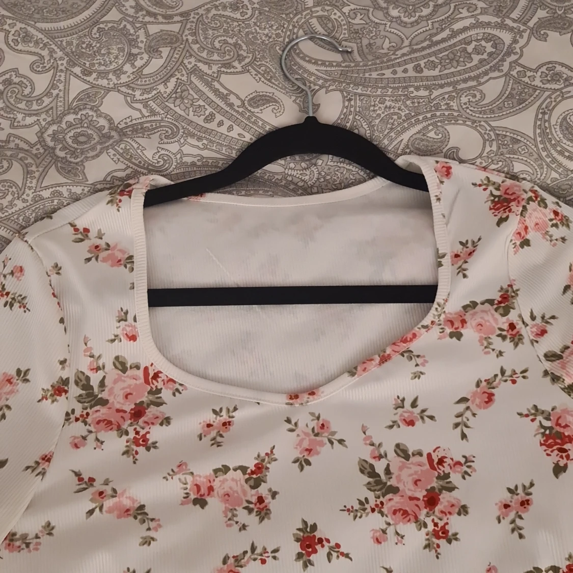 Vit blommig croppad långärmad topp - 4