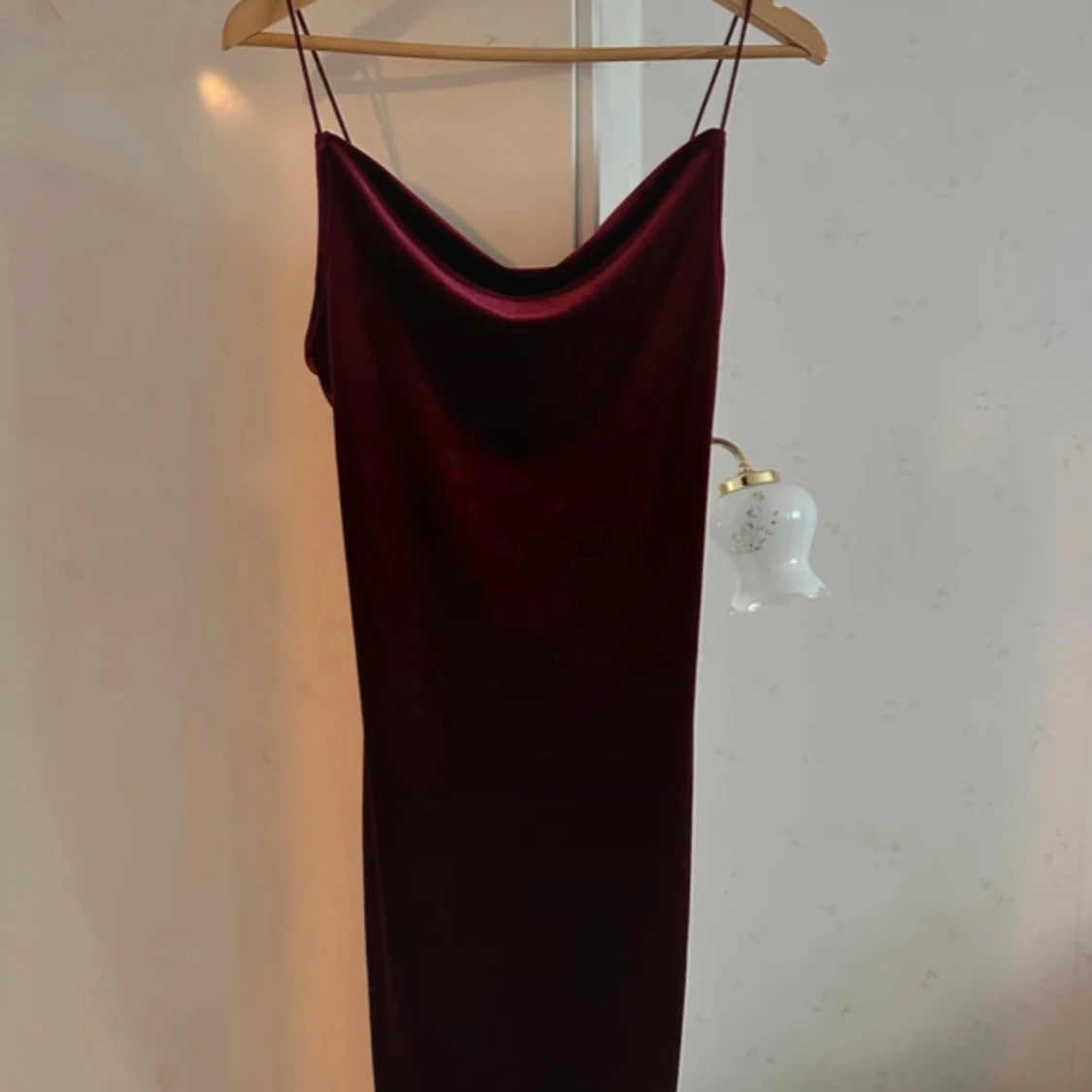 Vinröd sammetsklänning från SHEIN - 2