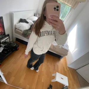 Vit hoodie ”CHAMPION” - En vit hoodie som det står ”CHAMPION” på och som inte kommer till användning💓