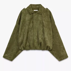 Olivgrön mockajacka med loose fit - Snygg olivgrön jacka i mocka-look med oversized passform och långa ärmar. Säljer denna otroligt populära jacka från Zara. Prislapparna sitter kvar och den är endast testad hemma!