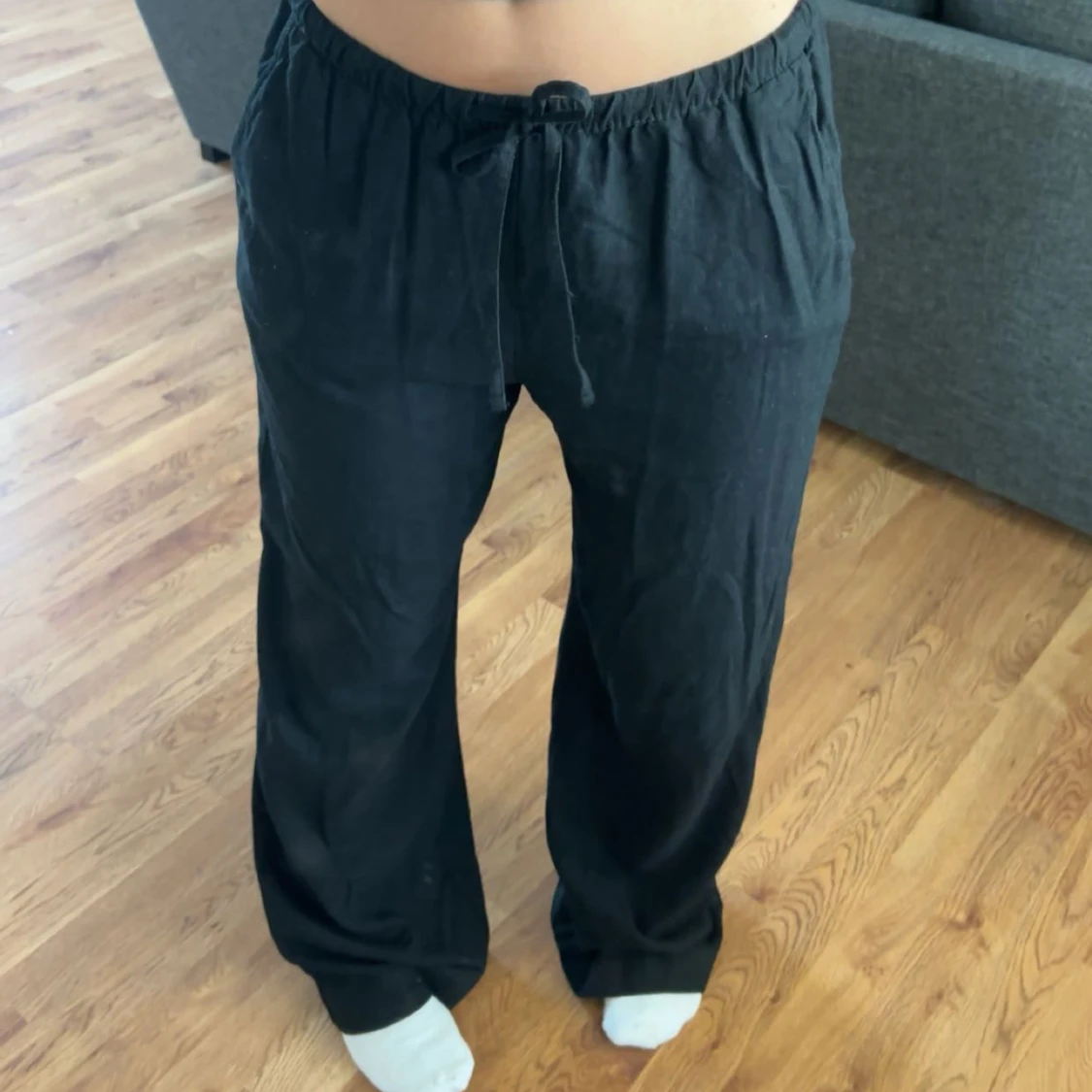 Svarta vida linnebyxor med snörning