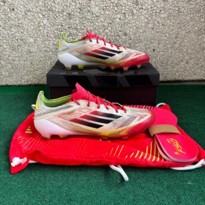 Adidas F50 fotbollsskor röd/vit - Säljer ett par F50. Skicket är bra skick men bara att de behövs att Lima där framme, har försökt och göra de men blir inte bra för mig. De kommer med allt som visas. 