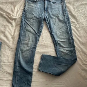  2 par jeans från Calvin Klein - Snygga ljusblå jeans från Calvin Klein med klassisk femficksdesign och raka ben. Jeansen har en modern tvätt och subtila slitningar för en avslappnad look. Tillverkade i mjukt denim som sitter skönt hela dagen.