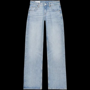 Ljusblå heans från Zara  - Snygga ljusblå jeans med raka ben och klassisk femficksdesign. Jeansen har låg/medelhög mifja och är tillverkade i denim med en lätt tvättad look. Perfekta för en avslappnad och trendig stil. Använda två gånger då de inte passar men försent att skicka tillbaka och säker därför billigare   storlek 36