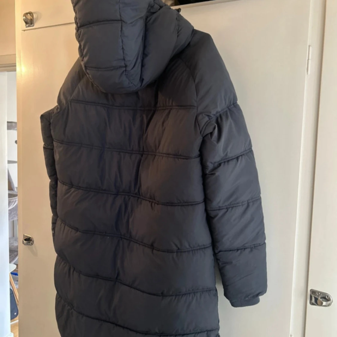 Mörkblå lång pufferjacka - 2