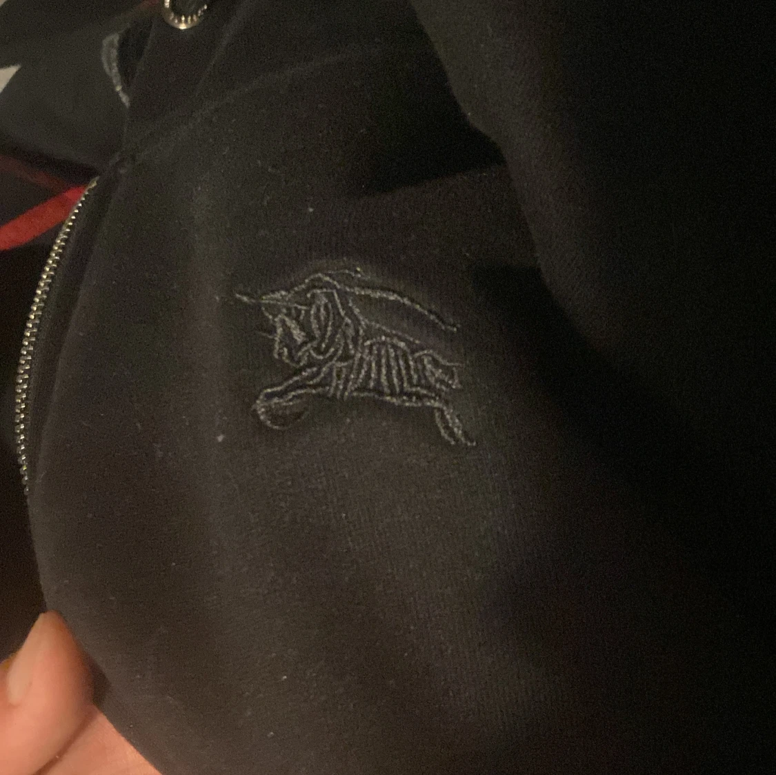 Svart Burberry hoodie med rutigt foder - 4