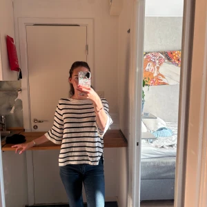 Randig stickad tröja från Stockh LM - Säljer en luftig stickad tröja från Stockh LM i vitt och svart med breda ränder. Tröjan är lite missfärgad vid kragen🥰Xs/s/m