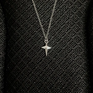 Lone Star - 	•	Kedja: 50 cm 	•	Hängsmycke: 1 x 1 cm 	•	Rost- och nickelfritt rostfritt stål