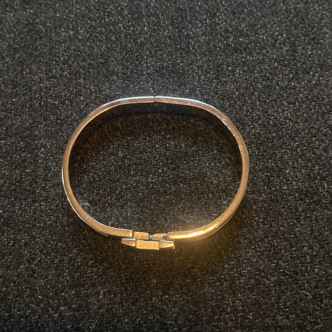 Silverfärgat armband med vit detalj - 2