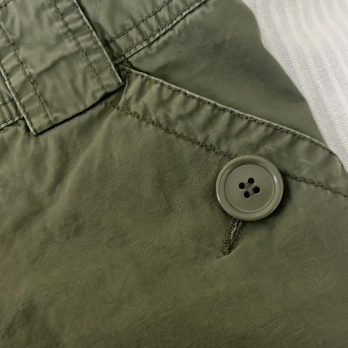 Olivgröna shorts med knappar, strl 36 - 3