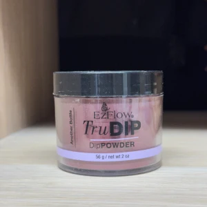EZFlow TruDIP Dip Powder  - EZFlow TruDIP Dip Powder. Detta är ett dipping powder. Pulvret kommer i en rund burk med svart lock och innehåller 56 g. . Har lite repor på förpackningen pga att den legat med öppnade burkar, men inga problem med produkten.