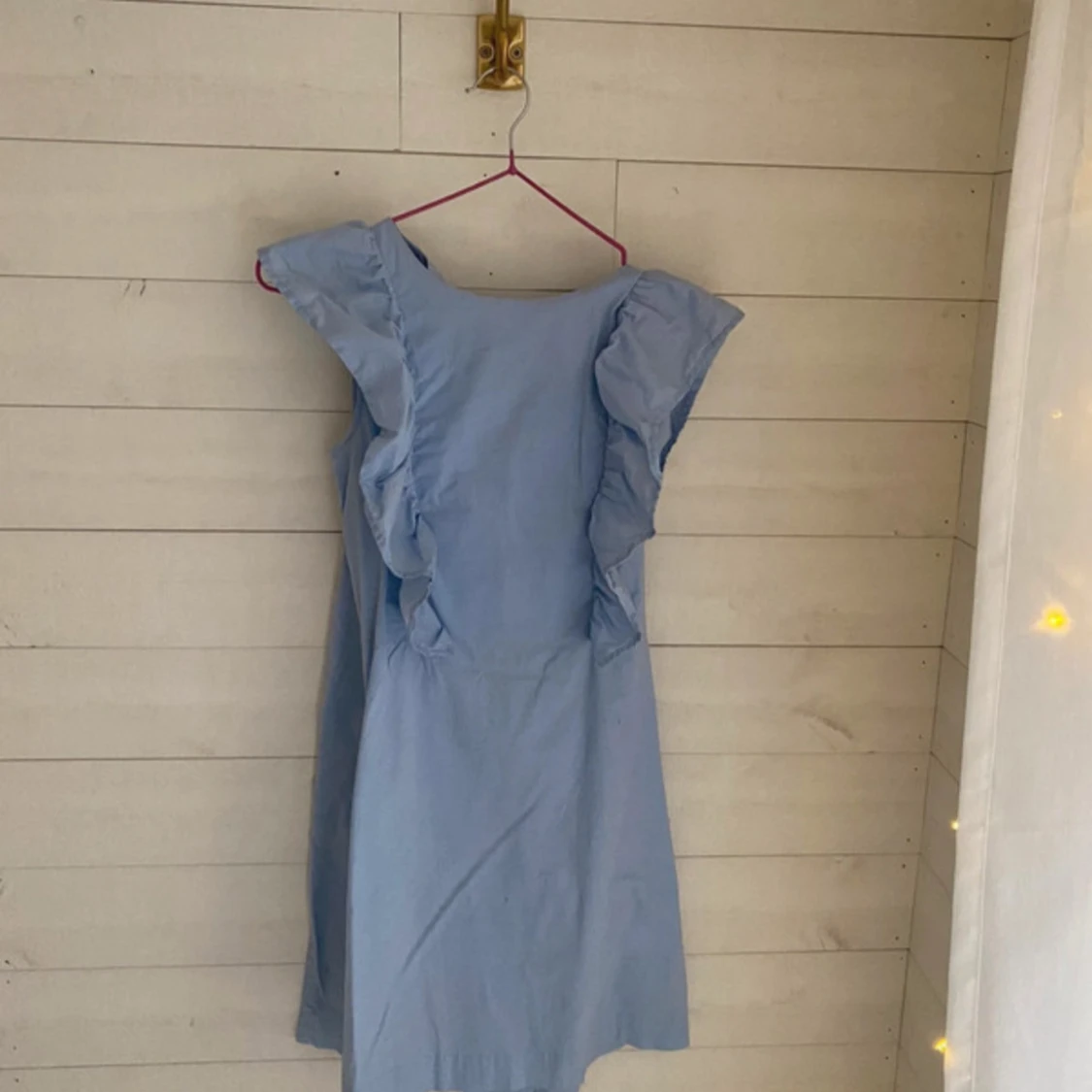 Ljusblå klänning med volanger